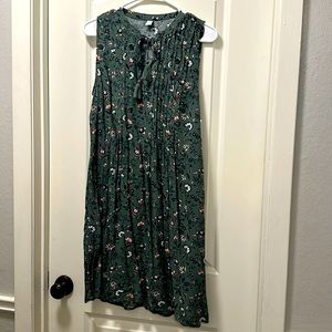 Old Navy forest green dress with flowers. NWOT